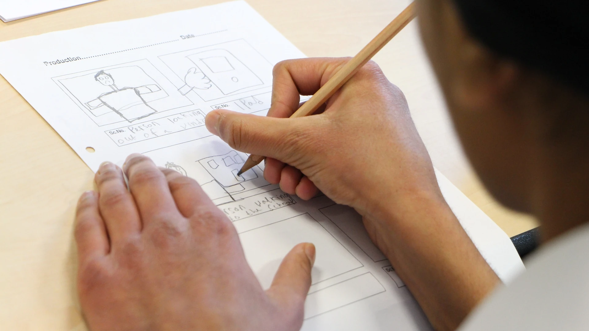 Equipo creativo planificando una producción de video con storyboards y guiones